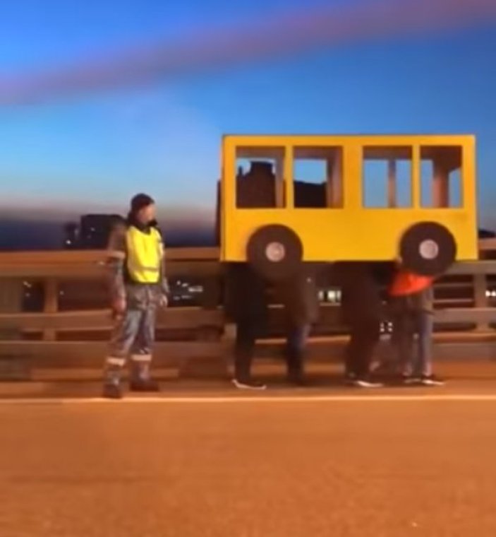 Rusya'da köprüden geçmek için otobüs kılığına girdiler