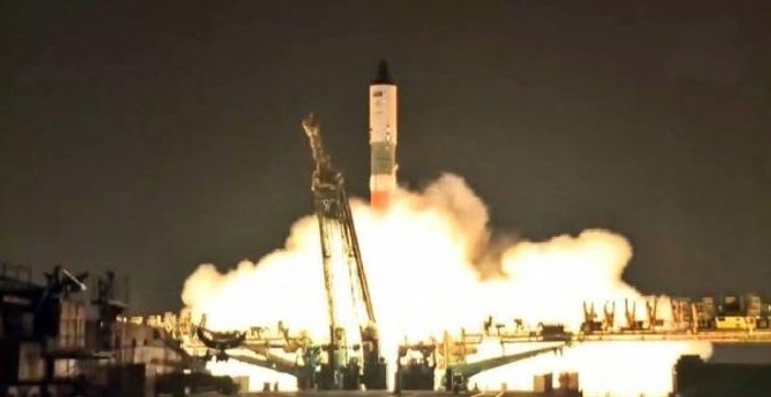 Rusya uzaya 2 buçuk ton su ve yakıt gönderdi