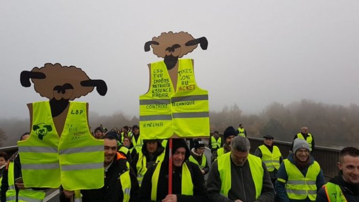 Fransa'da akaryakıt zammına dev protesto