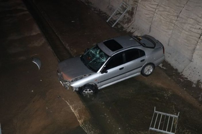 Sancaktepe’de otomobil su kanalına uçtu: 4 yaralı