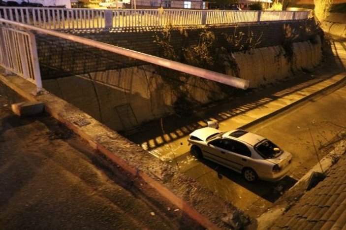 Sancaktepe’de otomobil su kanalına uçtu: 4 yaralı