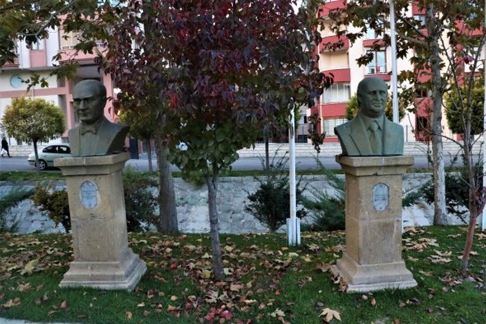 Isparta'da bir parktaki 9 bronz büstü çaldılar