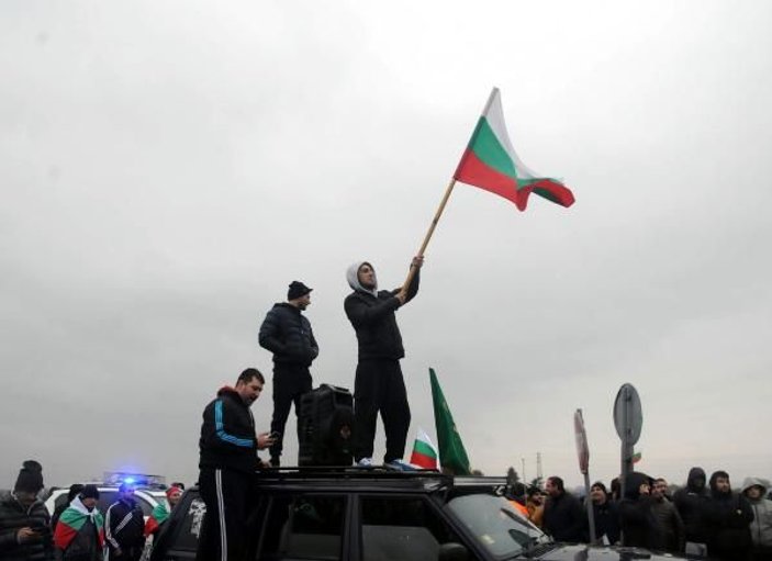 Bulgarlar, hükümetin istifası için sokaklara döküldü