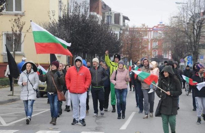 Bulgarlar, hükümetin istifası için sokaklara döküldü
