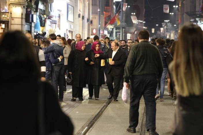 İki bakan İstiklal Caddesi'nde gezdi