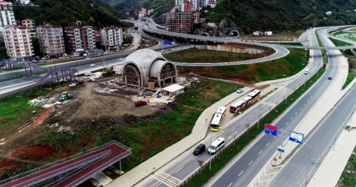 Trabzon'da iki yolun ortasına cami inşa ediliyor
