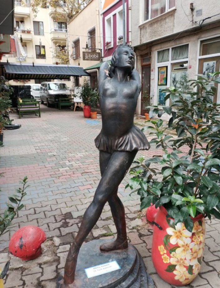 Balerin Meriç Sümen'in heykeline tecavüz girişimi