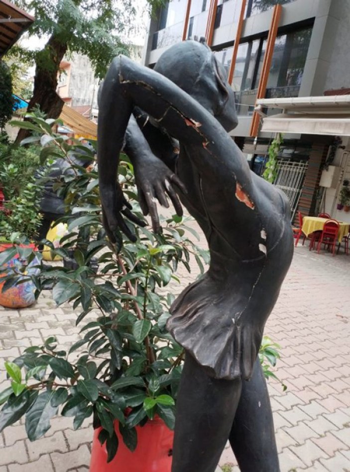 Balerin Meriç Sümen'in heykeline tecavüz girişimi