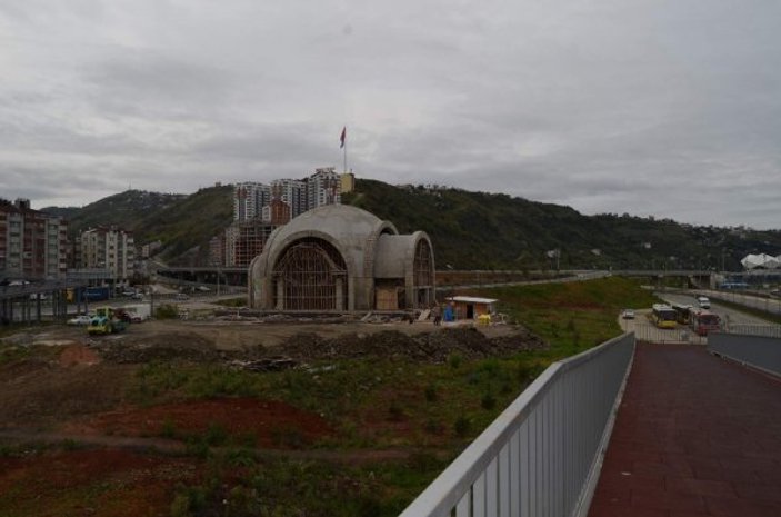 Trabzon'da iki yolun ortasına cami inşa ediliyor