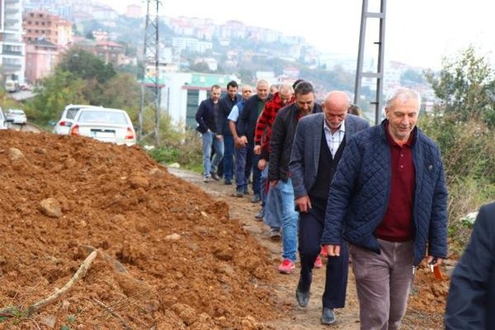 Trabzon'da 'tapusu bende' dediği yolu kapattı