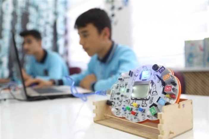 Köy okulunda robotik kodlama dersi