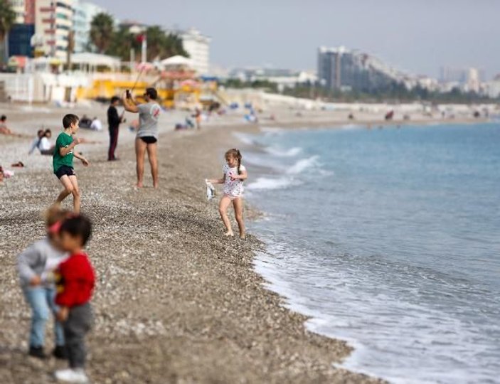 Antalya'da kasım güneşinde denize girdiler