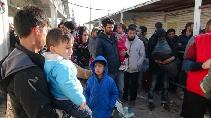 Suriyeliler sınır kapısında davul zurna ile halay çekti
