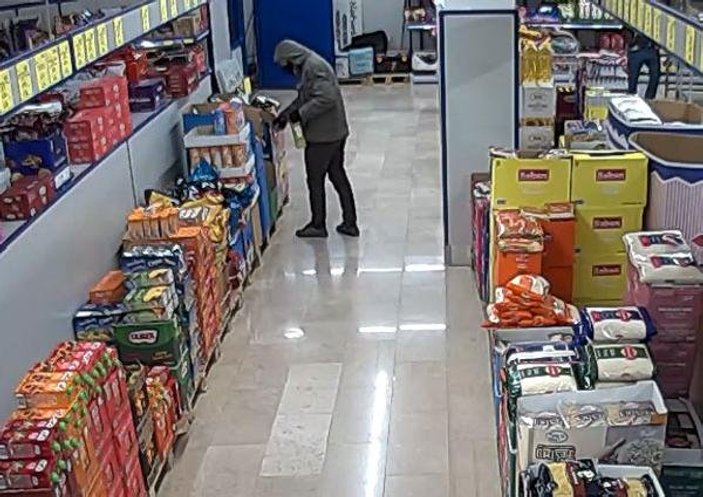 Adana'da hırsız marketi çikolatayla soydu
