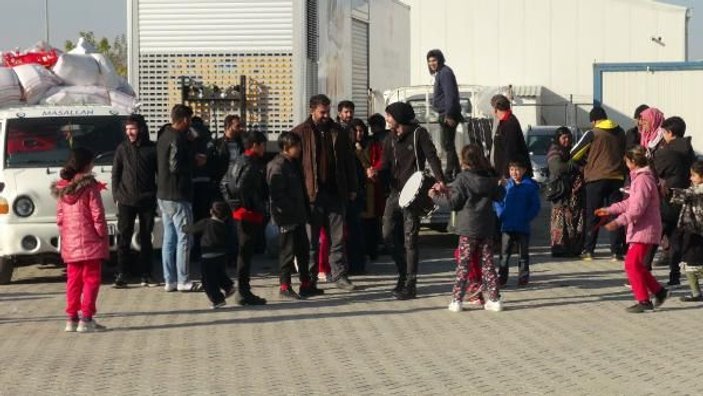 Suriyeliler sınır kapısında davul zurna ile halay çekti