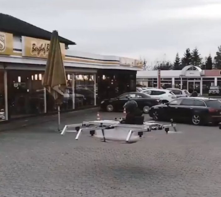 Kendi tasarladığı drone ile alışverişe giden adam
