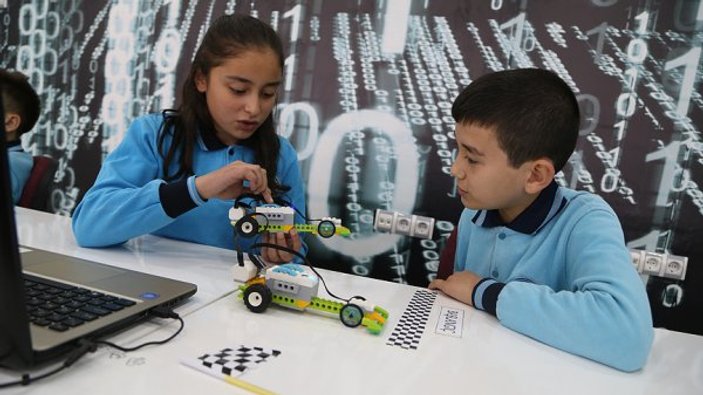 Köy okulunda robotik kodlama eğitimi
