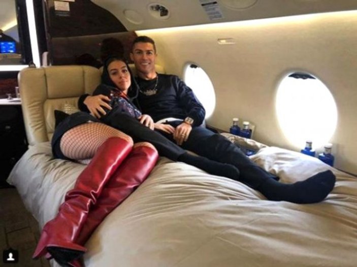 Cristiano Ronaldo'dan aşk paylaşımları
