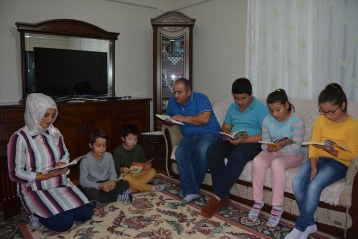Kısa mesajla uyarılan aileler çocuklarıyla kitap okuyor