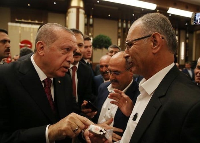 Erdoğan, sigara içen muhtarın paketini aldı