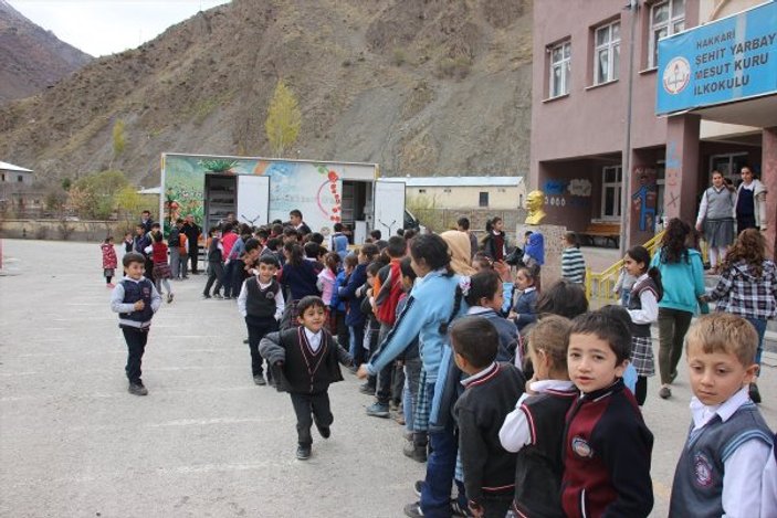 Köy çocukları gezici kütüphane ile kitaba kavuşuyor