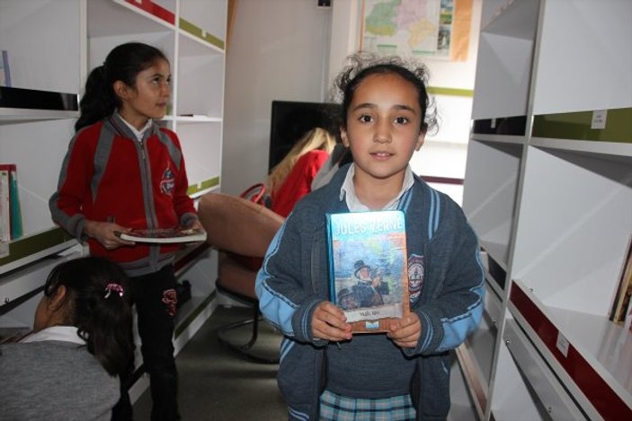 Köy çocukları gezici kütüphane ile kitaba kavuşuyor
