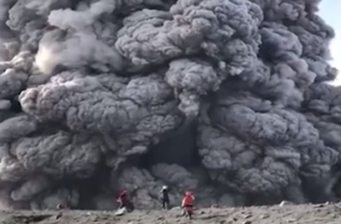 Volkanın patlama anına denk gelen dağcılar