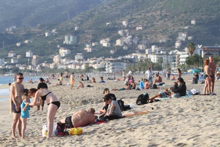 Antalya'da tatilciler yazdan kalma günlerin tadını çıkarıyor