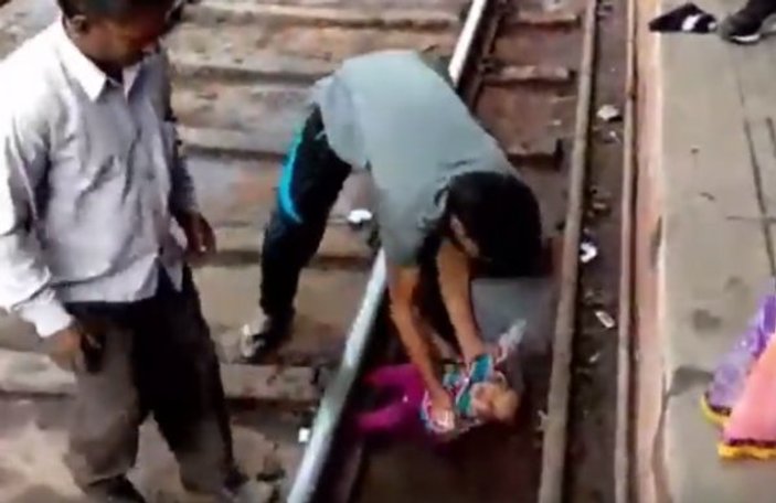 Hindistan'da tren raylarından mucize eseri kurtulan bebek