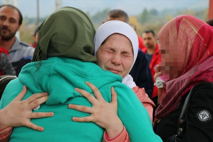 Suriyeli ailenin sınırda mutluluktan ağlatan kavuşması