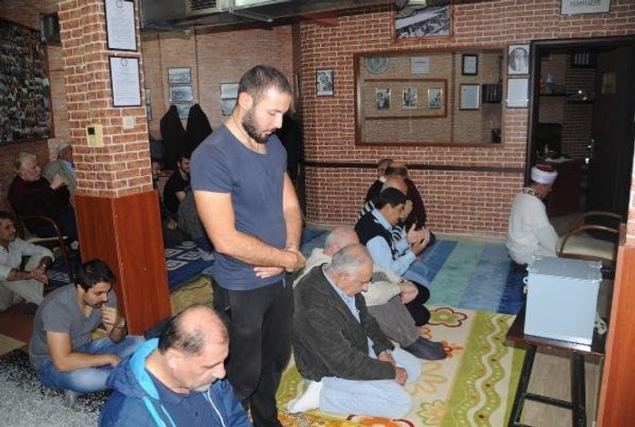 Camileri kapalı Selanikli Türkler, lokalde namaz kılıyor
