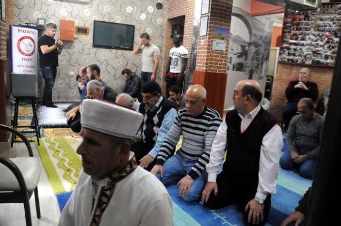 Camileri kapalı Selanikli Türkler, lokalde namaz kılıyor