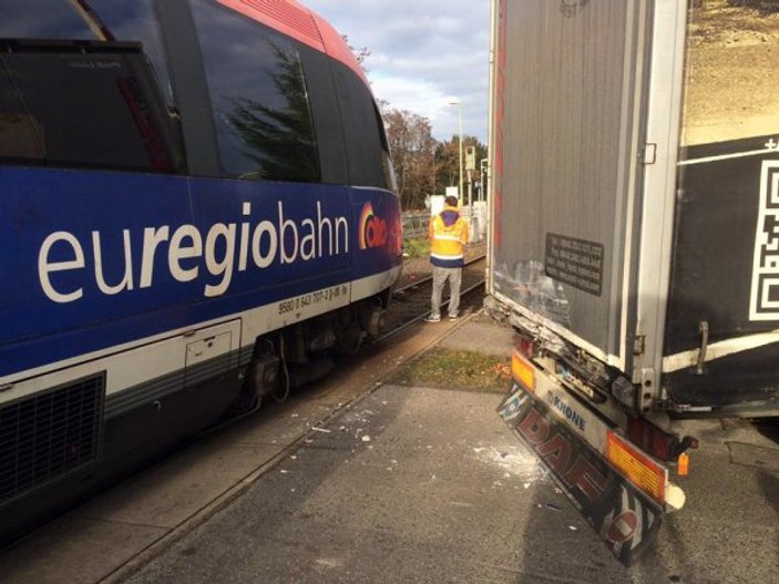 Almanya’da tır ile tren çarpıştı: 20 yaralı