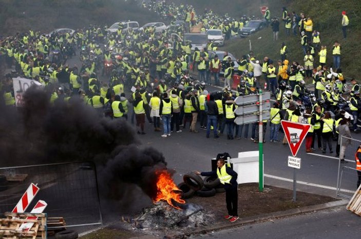 Fransa'daki akaryakıt protestosu isyana dönüştü
