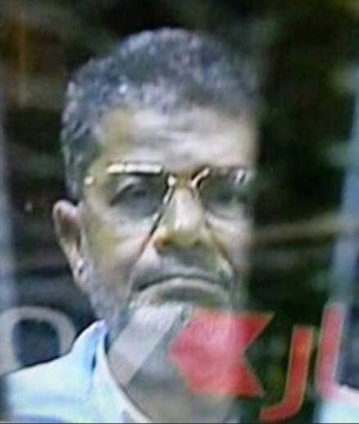 Tutuklu devrik lider Mursi'den yıllar sonra ilk fotoğraf