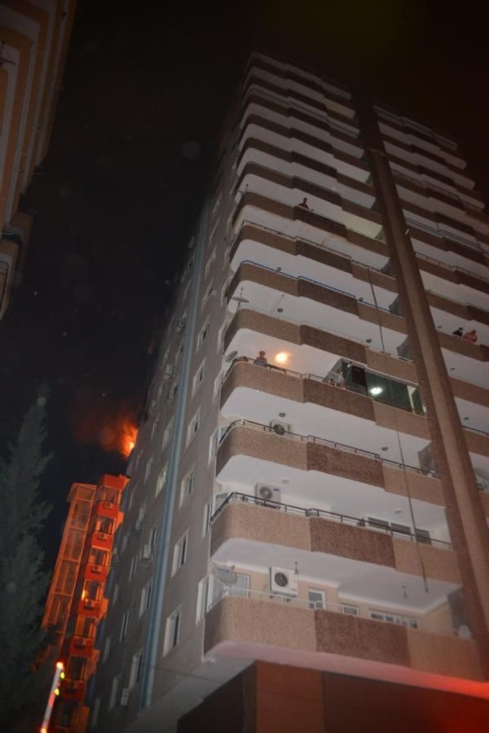 Adana'da apartmanın 7. katında yangın çıktı