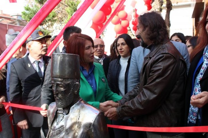 Atatürk’ün ilk öğretmeni Şemsi Efendi’nin heykeli açıldı