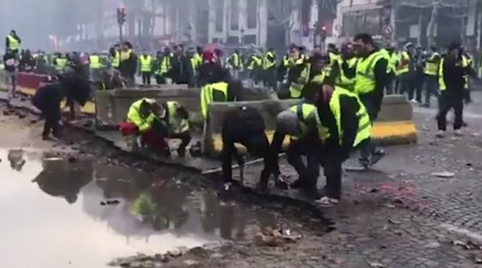 Fransa'da göstericiler kaldırım taşlarını söktü