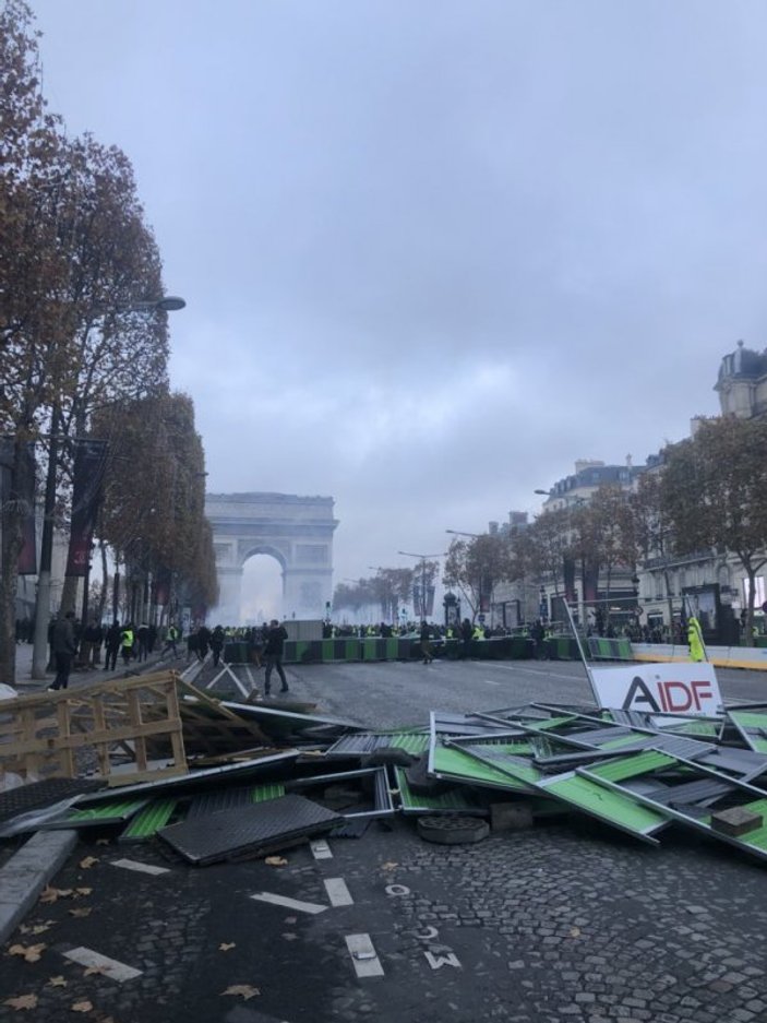 Paris sokaklarında akaryakıt protestosu