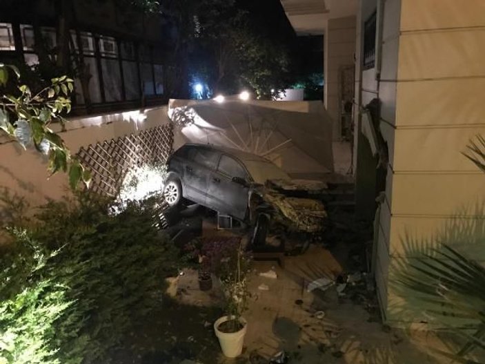 Bakırköy'de otomobil bahçeye uçtu
