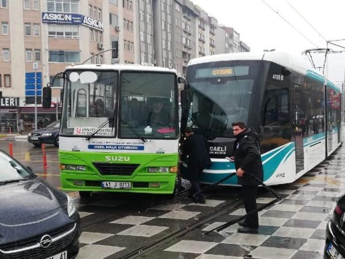 Tramvay, hatta giren özel halk otobüsüne çarptı