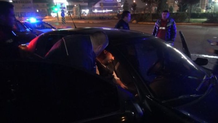 Kaza yapan alkollü sürücü ve arkadaşı, polisi zora soktu