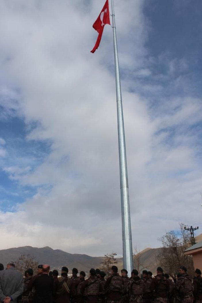 Hakkari'de 50 metrelik direğe Türk bayrağı çekildi