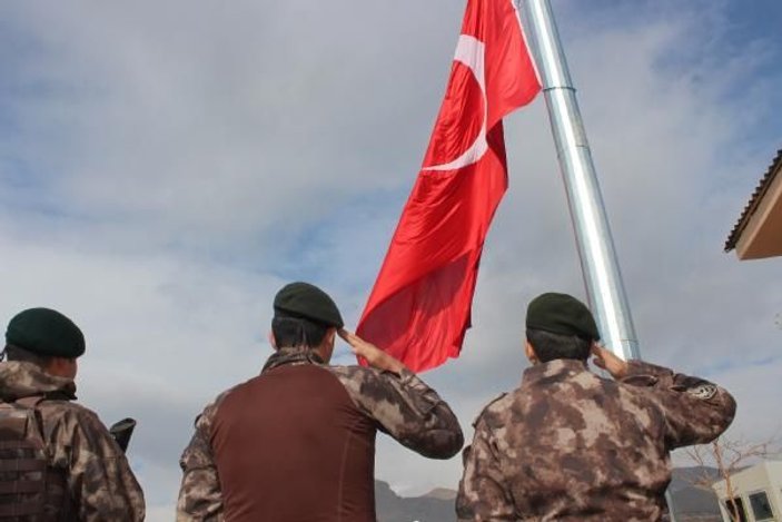Hakkari'de 50 metrelik direğe Türk bayrağı çekildi