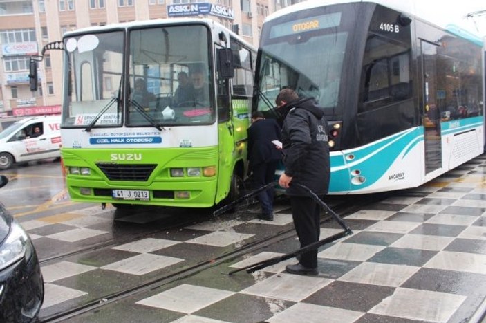 Kocaeli'de tramvay ile halk otobüsü çarpıştı