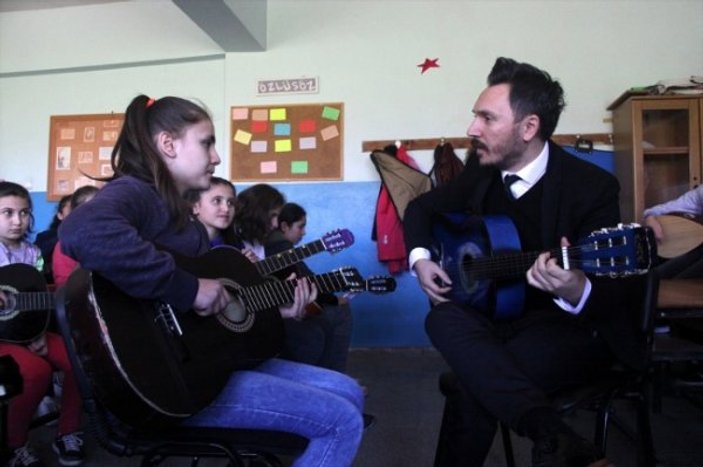 Köy okulundaki öğrencilerin müzik tutkusu