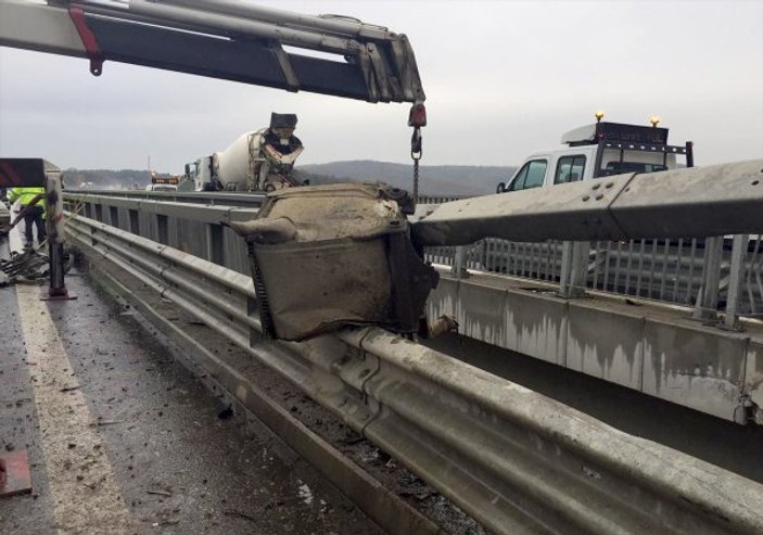 Beykoz'da beton mikseri viyadükten uçtu