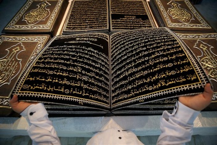 Kumaşa nakşettiği Kur'an-ı Kerim yüz binlerle buluştu