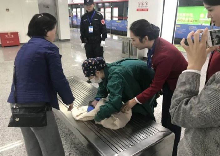 Çin'de bir kadın metroda bebek dünyaya getirdi