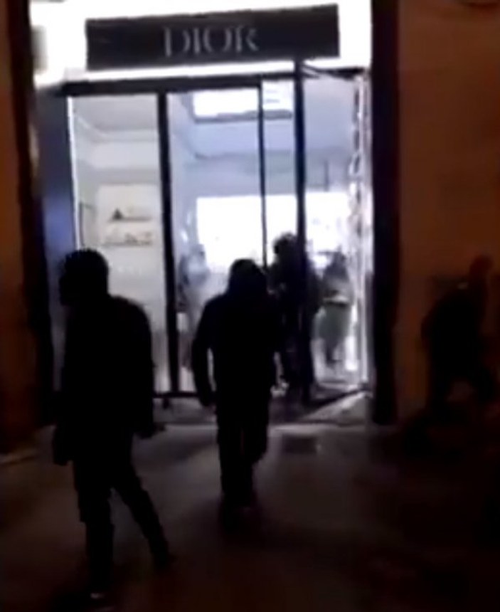 Paris'te lüks mağazalar yağmalandı